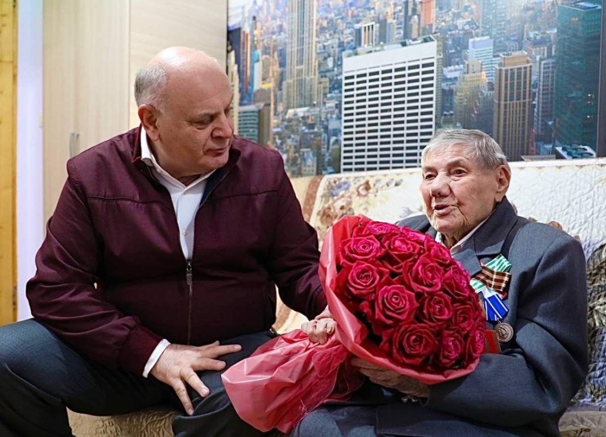 Президент Аслан Бжания поздравил ветерана войны Нону Дорофееву с Днём Победы