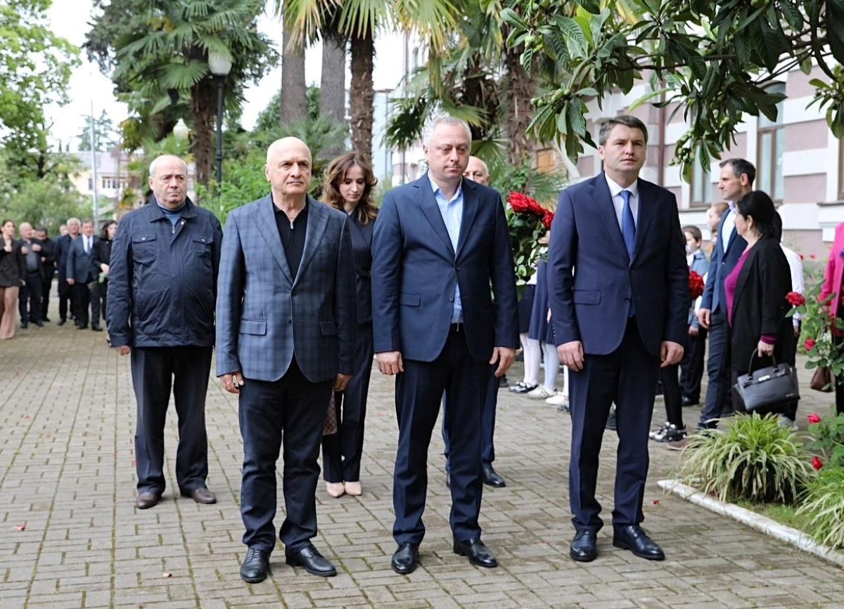 Вице-президент Бадра Гунба возложил цветы к могиле Юрия Воронова