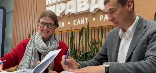 Москва, Урыстәылатәи агазеҭ «Комсомольская правда» аредакциаҿы «Аԥснымедиеи» аҭыжьырҭатә ҩны «Комсомольская правдеи» аинырразы аиқәшаҳаҭра рнапы аҵарҩит