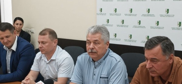 Аекологиатә шәарҭадаразы аексперт Владимир Мурашов аекономикатә ҿиареи, аинформациатә технологиақәеи, анаплакра адгылареи рзы Ауаажәларратә палата Акомиссиа аилатәараҿы ацрыҵқәа рполигон апроблема аӡбаразы етап-етаплатәи аплан ӡыригеит