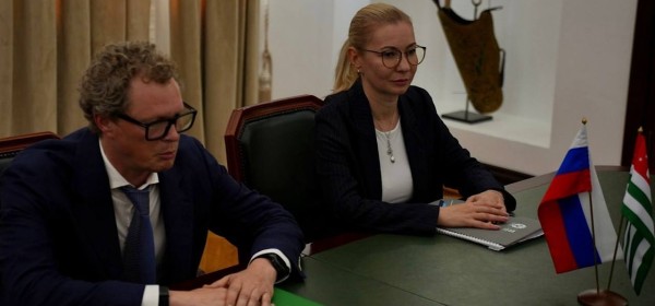 Урыстәылатәи Афедерациа Афедералтә шәахтә маҵзура аиҳабы Даниил Егоров Аԥснытәи рколлегацәа рзанааҭдырра ахә ҳаракны ишьеит