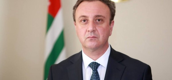 Аԥыза-министр Владимир Делба аҭагылазаашьа ҷыдақәа рминистрра анапхгареи хаҭалатәи аилазаареи аусбарҭа аԥҵоижьҭеи 20 шықәса аҵра рыдиныҳәалеит