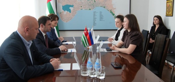 Аҟәа ахада Ҭемыр Агрба дылԥылеит адәныҟаекономикатә еимадарақәеи аконгресстә усуреи рминистр Маргарита Болычева