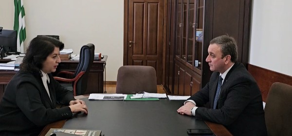 Владимир Делба Аԥсны иҟоу Урыстәыла  ахәаахәҭратә хаҭарнак Залина Кобесова дылԥылеит