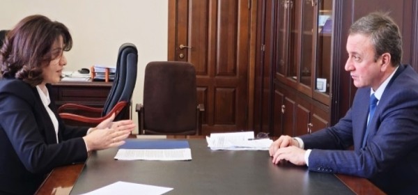 Аԥсны аҵара аминистр Хана Гәынба аԥыза-министр Владимир Делба изеиҭалҳәеит 2025 шықәсазы аминистрра аусуршьа