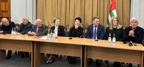 Владислав Арӡынба диижьҭеи 80-шықәса аҵра иазкыз аилатәара мҩаԥысит Ауаажәларратә Палата аҿы.