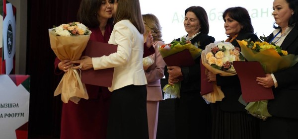 Аҵара аминистр Хана Гәынба аԥсуа бызшәа аҵараҿы, иара убас аицлабрақәа рҿы ахәыҷқәа разыҟаҵараҿы зҽалызкааз гәыԥҩык арҵаҩцәа рнапаҟны идлыркит аҳаҭыртә шәыҟәқәеи аԥаратә ҳәамҭақәеи