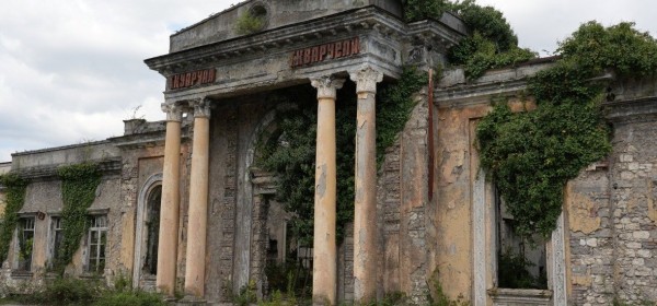 Началась реконструкция здания железнодорожного вокзала в Ткуарчале