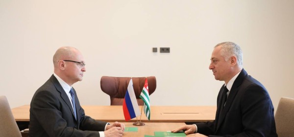 Бадра Гәынбеи Сергеи Кириенкои русуратә еиԥылара мҩаԥысит