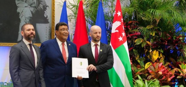 Аляс Айба вручил 18 марта копии верительных грамот министру иностранных дел Никарагуа Вальдраку Джентске