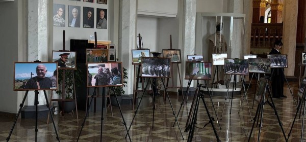 Аԥсны Афырхаҵа Сергеи Дбар иԥсҭазаареи имаҵуреи ирызкыз афотоцәыргақәҵа аатит Аԥсуа драматә театр афоие аҿы