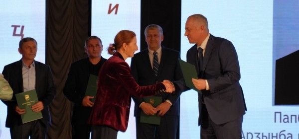 Аҳәынҭқарра Ахада Бадра Гәынба иусԥҟала аҵарадырра аҿы рлшамҭа дуқәа рзы «Аԥсны Аҳәынҭқарра зҽаԥсазтәыз арҵаҩы» ҳәа аҳаҭыртә хьӡы рыхҵан анаҩстәи арҵаҩцәа: