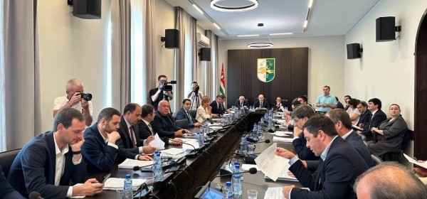«Аԥсны Жәлар Реизара - Апарламент адепутатцәа ралхразы» Аконституциатә закәан аԥсахрақәа ралагаларазы азакәан апроектқәа хԥа иахәҭоу адепутатцәа рыбжьқәа рмоуит