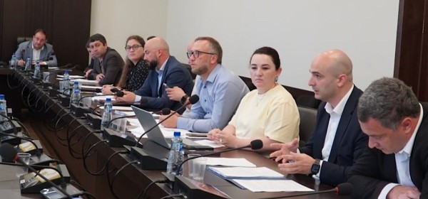 Аԥсны Жәлар Реизара  адепутатцәа ралхрақәа ирыдҳәалоу азакәан апроектқәа ирыхәаԥшит Дауҭ Хәытаба ихантәаҩрала имҩаԥысуаз аҳәынҭқарра-зинтә политиказы апарламенттә еилакы аилатәараҿы