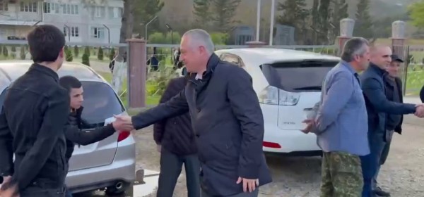 Абгархықә ақыҭа абжьаратәи ашкол иааиуа амчыбжь азы иҿыцу ашколтә автобус азааргоит.