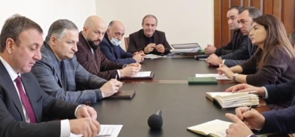 Ауааԥсыра рынхарҭатә ҭагылазаашьа аиӷьтәраҿы адгылара рыҭара иадҳәалоу азҵаарақәа ирылацәажәеит аминистрцәа реилазаараҿы