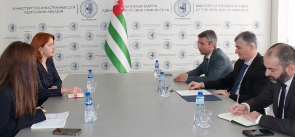 Аԥсны адәныҟатәи аусқәа Рминистрраҟны имҩаԥысит Ҭырқәтәылатәи аԥсуа диаспора ахаҭарнак Елчин Аӡынба лԥылара