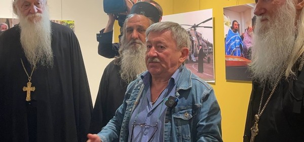 Фотовыставка Владимира Попова «Церковь и государство. Диалог веры и истории» открылась в ЦВЗ Сухума