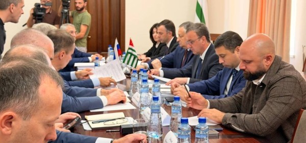 Аԥсни Урыстәылеи рсоциал-економикатә усеицура иазку инарҭбаау аилацәажәара мҩаԥысит Аԥсны аминистрцәа Реилазаараҿы