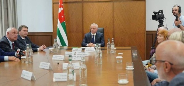Аҳәынҭқарра Ахада Бадра Гәынба Даур Занҭариа ихьӡ зху алитературатә премиа аԥҵара аидеиа дадгылеит