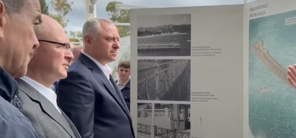 Бадра Гәынбеи Сергеи Кириенкои Аҟәа аԥшаҳәа иаҭааит