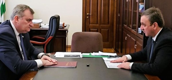 Вопросы здравоохранения обсудили на встрече Владимира Делба и Эдуарда Бутба