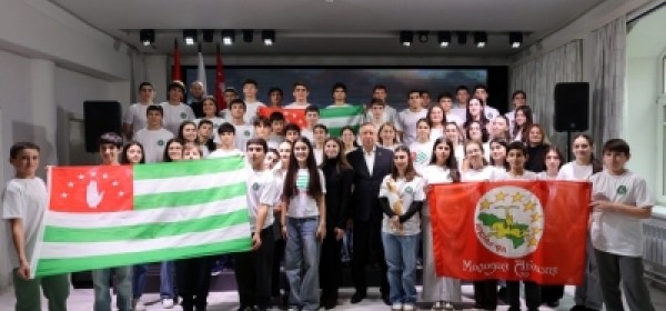 Алеқсандр Беглов Аԥснынтәи иааз ашколхәыҷқәеи аколлеџь астудентцәеи дырԥылеит.