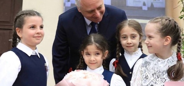 Аԥсны Аҳәынҭқарра Ахада Бадра Гәынба Жәларбжьаратәи ахәыҷқәа рыхьчара амш азы Аԥсны иқәынхо ахәыҷқәа дрыдныҳәалеит