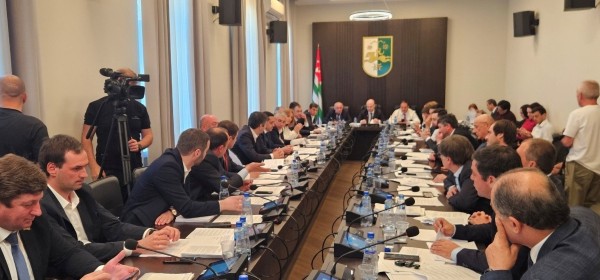 Апарламент адепутатцәа актәи аԥхьарала ирыдыркылеит «Аԥсны Аҳәынҭқарраҟны арҿиаратә индустриақәа рырҿиаразы» азакәан апроект