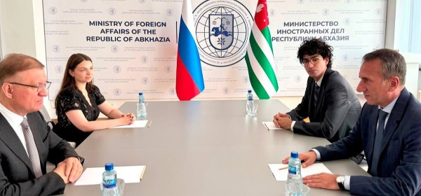 Адәныҟатәи аусқәа рминистр Олег Барцыц жәлар рдипломатиа Ацентр адиректор хада, жәларбжьаратәи аусқәа рзы Аҳәынҭқарратә Дума аилак алахәыла Дмитри Савельев диԥылеит