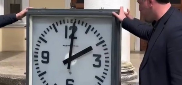 Ақалақь асимвол дырхынҳәит: Ҭҟәарчал адәахьтәи асааҭ ҿыцқәа шьақәдыргылоит