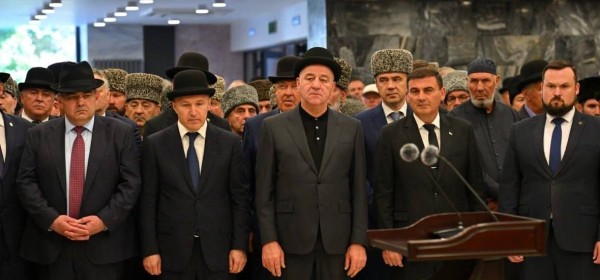 Исҳаҟ Машбаш иԥсҭазаара дахьалҵыз инамаданы Бадра Гәынба Адыгеиа ахада Мураҭ Кумпилови адыга жәлар зегьи дрыдышшылеит