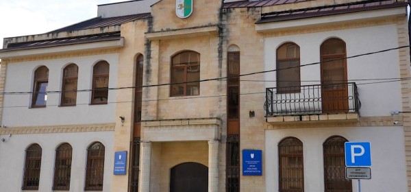 Урыстәыла атәылауаҩ, аполиттехнолог Иван Рева иганахьала административтә зинеилагаразы аматериалқәа аӡбарҭахь идәықәҵоуп.