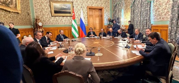 Москва имҩаԥысит Аԥсны адәныҟатәи аусқәа рминистр Олег Барцыци Урыстәылатәи Афедерациа адәныҟатәи аусқәа рминистр Сергеи Лаврови реиҿцәажәарақәа