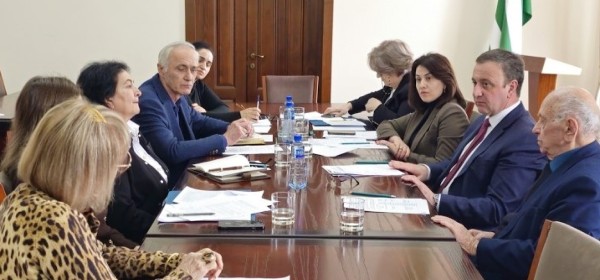 Ақыҭа школқәа рҿы арҵаҩцәа адгылара рыҭара иазку азҵаарақәа ирылацәажәеит Аминистрцәа Реилазаараҿы