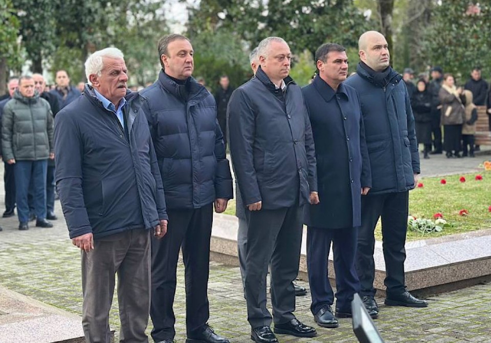 Руководители страны почтили память жертв Латской трагедии возложив цветы к мемориалу