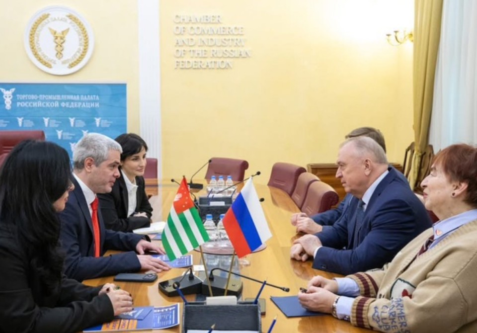 Встреча президентов ТПП Абхазии и России Инара Ладария и Сергея Катырина прошла в Москве