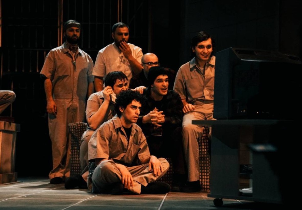 В Сухуме с аншлагом прошла премьера спектакля «Пролетая над гнездом кукушки»