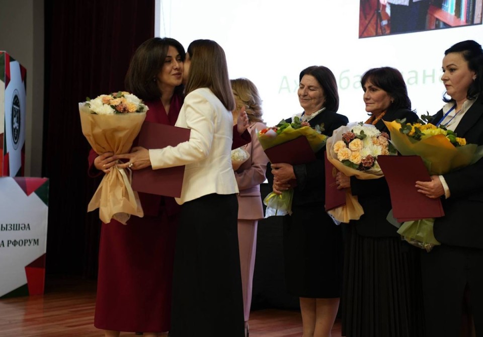 Аҵара аминистр Хана Гәынба аԥсуа бызшәа аҵараҿы, иара убас аицлабрақәа рҿы ахәыҷқәа разыҟаҵараҿы зҽалызкааз гәыԥҩык арҵаҩцәа рнапаҟны идлыркит аҳаҭыртә шәыҟәқәеи аԥаратә ҳәамҭақәеи