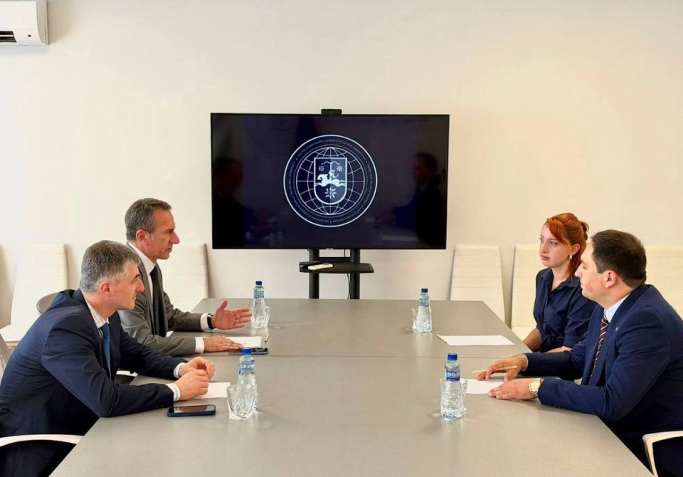 Аԥсны адәныҟатәи  аусқәа рминисрраҿы имҩаԥысит Олег Барцыци Ҭырқәтәылантәи аԥсуа диаспора ахаҭарнак, Аднан Мендерес ихьӡ зху ауниверситет адоцент Ельчин Аӡынбеи реиԥылара