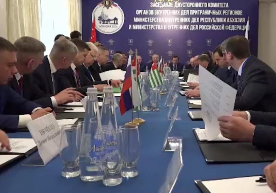 Имҩаԥысит Аԥсни Урыстәылеи рҳәаа иаԥну арегионқәа рыҩныҵҟатәи аусқәа русбарҭақәа реилатәара