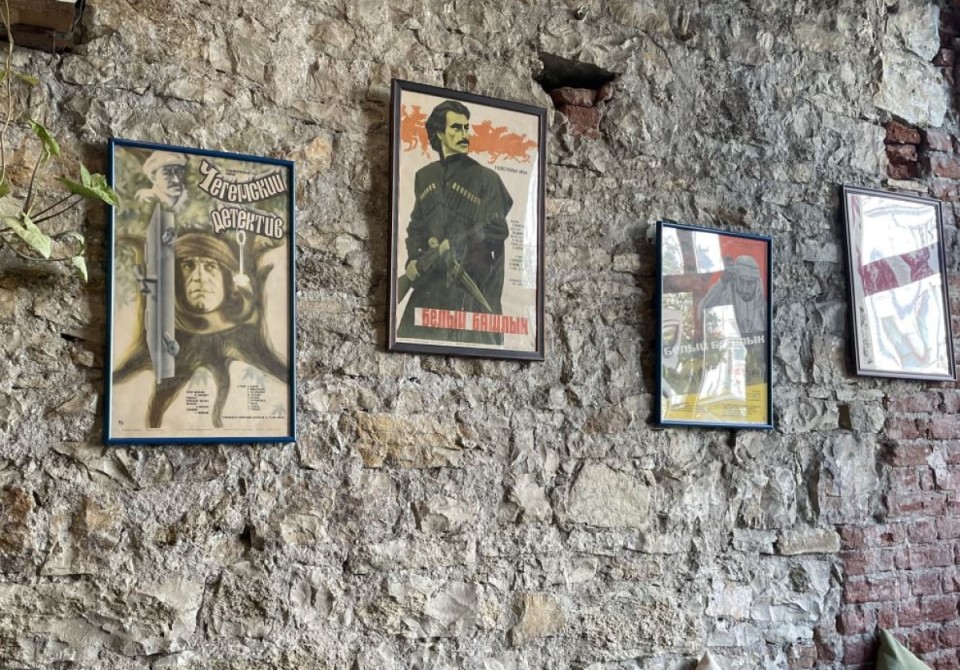 Выставка киноплакатов коллекционера Ибрагима Чкадуа открылась в Сухуме