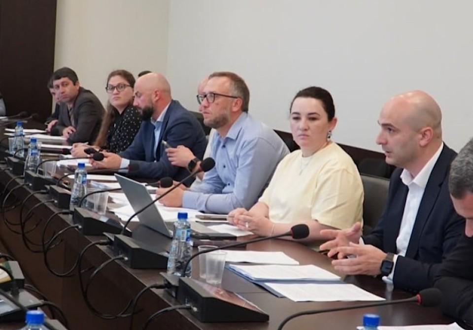 Аԥсны Жәлар Реизара  адепутатцәа ралхрақәа ирыдҳәалоу азакәан апроектқәа ирыхәаԥшит Дауҭ Хәытаба ихантәаҩрала имҩаԥысуаз аҳәынҭқарра-зинтә политиказы апарламенттә еилакы аилатәараҿы