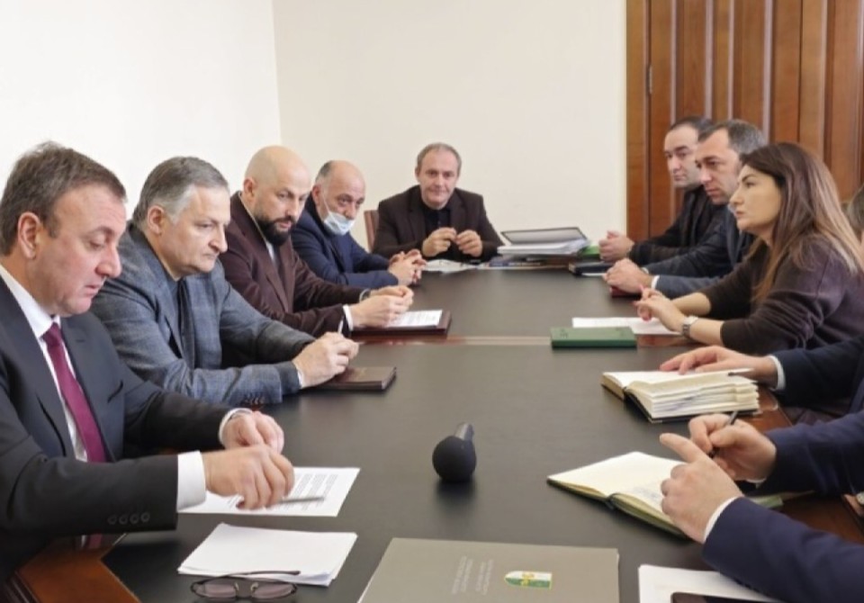 Ауааԥсыра рынхарҭатә ҭагылазаашьа аиӷьтәраҿы адгылара рыҭара иадҳәалоу азҵаарақәа ирылацәажәеит аминистрцәа реилазаараҿы