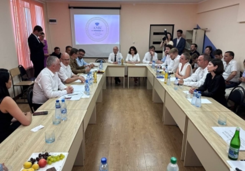 Бадра Гәынбеи  Сергеи Кириенкои Аҟәа ақалақь аҿы иҟоу Аԥснытәи аусхкырацәатә коллеџь иаҭааит.