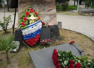 Аслан Бжания возложил цветы к памятнику российским миротворцам на территории бывшего военного санатория МВО