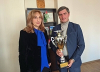 Ада Кварчелия вручила руководителям районных отделов образования кубки за победу их команд в спартакиаде школьников