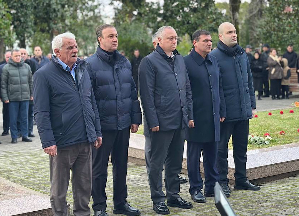 Руководители страны почтили память жертв Латской трагедии возложив цветы к мемориалу