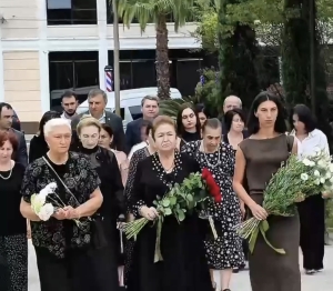 Церемония возложения цветов в День без вести пропавших прошла в Парке Славы в Сухуме