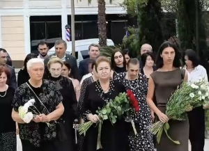 Церемония возложения цветов в День без вести пропавших прошла в Парке Славы в Сухуме